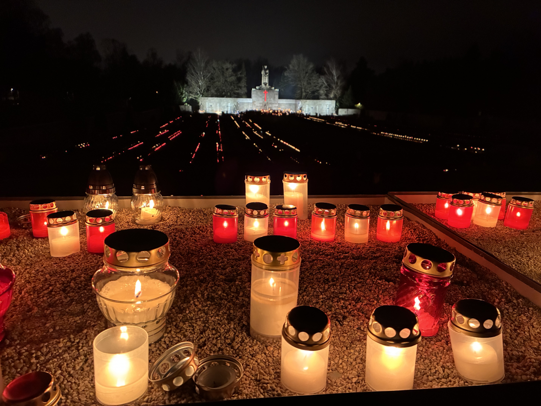 Rīgas Brāļu kapos tūkstošiem cilvēku noliek svecītes.