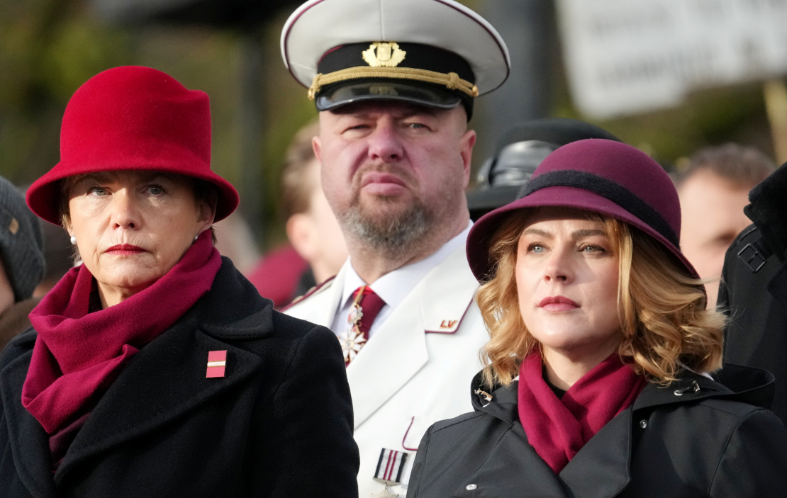 Ārlietu ministre Baiba Braže (no kreisās), Saeimas deputāts Jānis Skrastiņš un Ministru prezidente Evika Siliņa piedalās svinīgā ziedu nolikšanas ceremonijā pie Brīvības pieminekļa par godu Latvijas Republikas proklamēšanas 107. gadadienai.