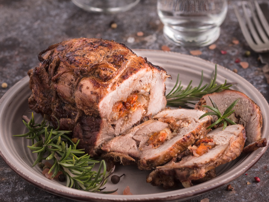 Liellopa daļas rulete ar aprikožu pildījumu.