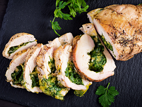 Cūkgaļas rulete ar spinātu pildījumu.