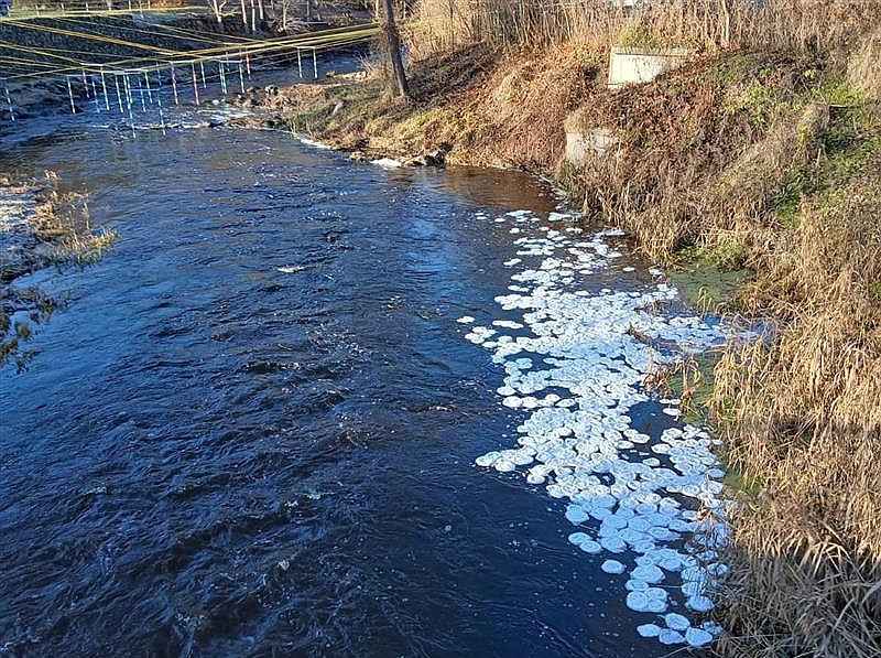 Iecavas upē novērotās "ledus pankūkas".