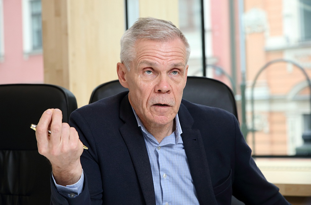 Gints Apals: "Cik tālu nākotni latviešu tautai un valodai Krišjānis Valdemārs redzēja? Rakstītās publikācijās viņš minēja simts vai divsimt gadu. Atis Kronvalds pretstatā teica, ka tauta ir mūžīga."