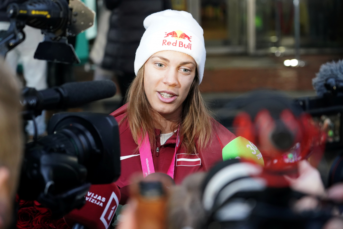 Pasaules čempione pludmales volejbolā Tīna Graudiņa atbild uz žurnālistu jautājumiem svinīgajā sagaidīšanas pasākumā Rīgas lidostā.