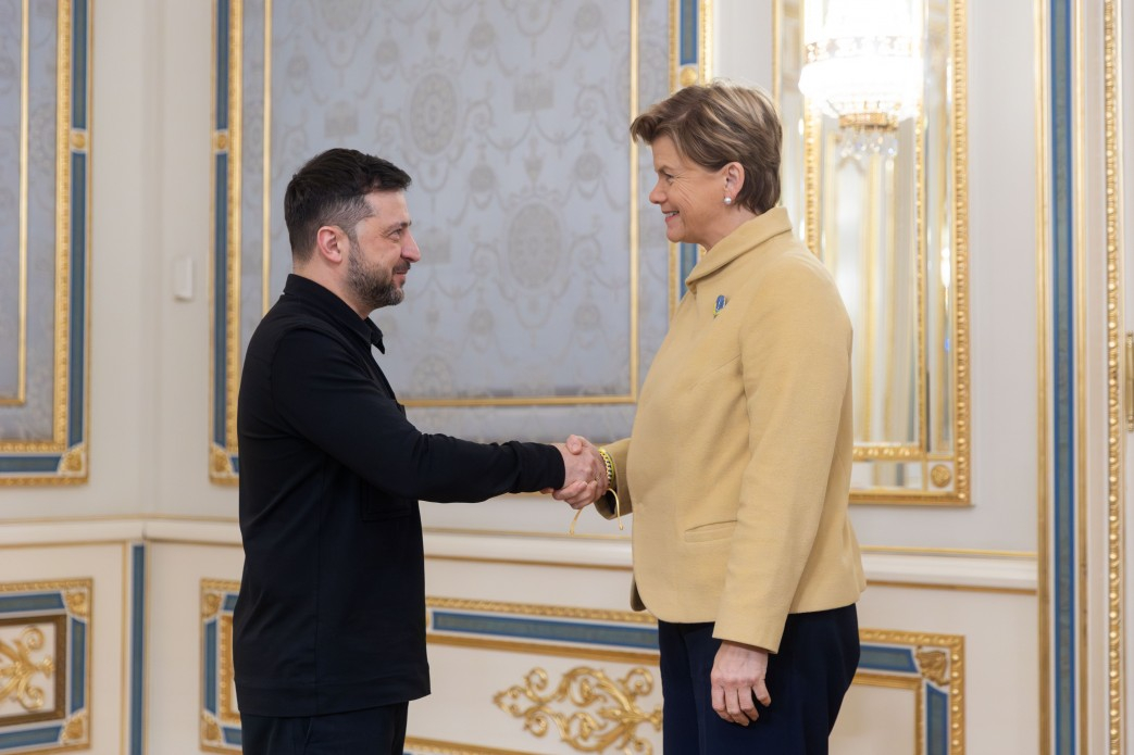 Ukrainas prezidents Volodimirs Zelenskis ceturtdien Kijivā pasniedza Latvijas ārlietu ministrei Baibai Bražei (JV) Ukrainas valsts II pakāpes ordeni "Par nopelniem".