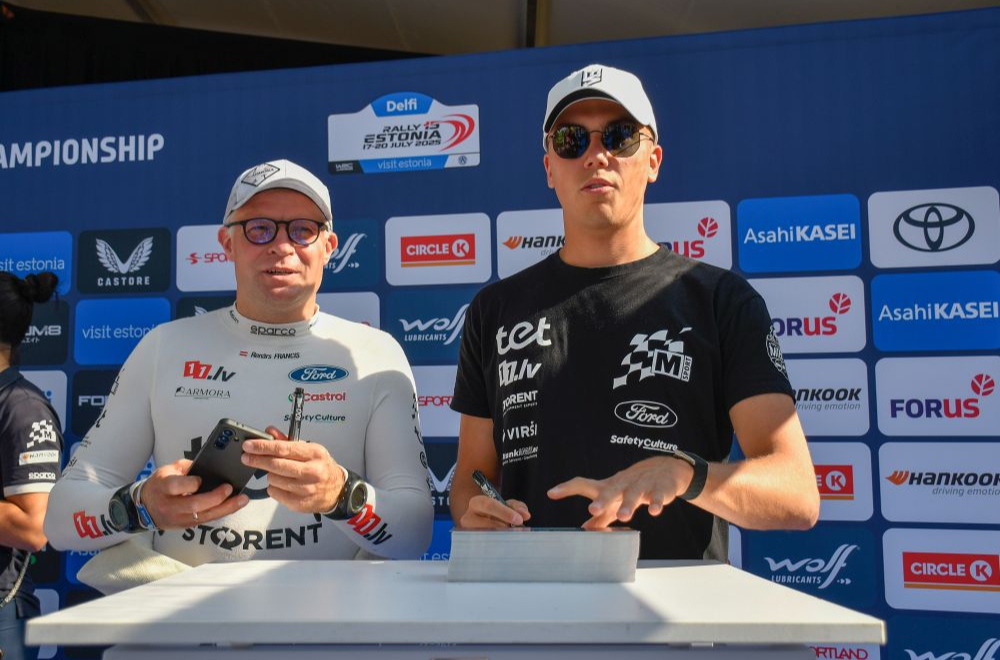 Rallija stūrmanis Renārs Francis (no kreisās) un pilots Mārtiņš Sesks.