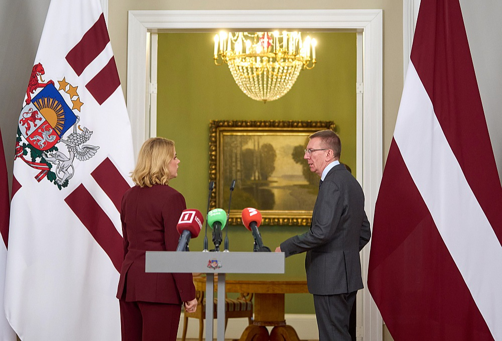 Pēc premjeres Evikas Siliņas tikšanās ar Valsts prezidentu Edgaru Rinkēviču žurnālisti trešdien vairākkārt premjerei vaicāja par iespējām saglābt šo valdību, uz ko viņa visai relaksēti atbildēja, ka par valdības stabilitāti tiekot vaicāts jau kopš tās izveidošanas.