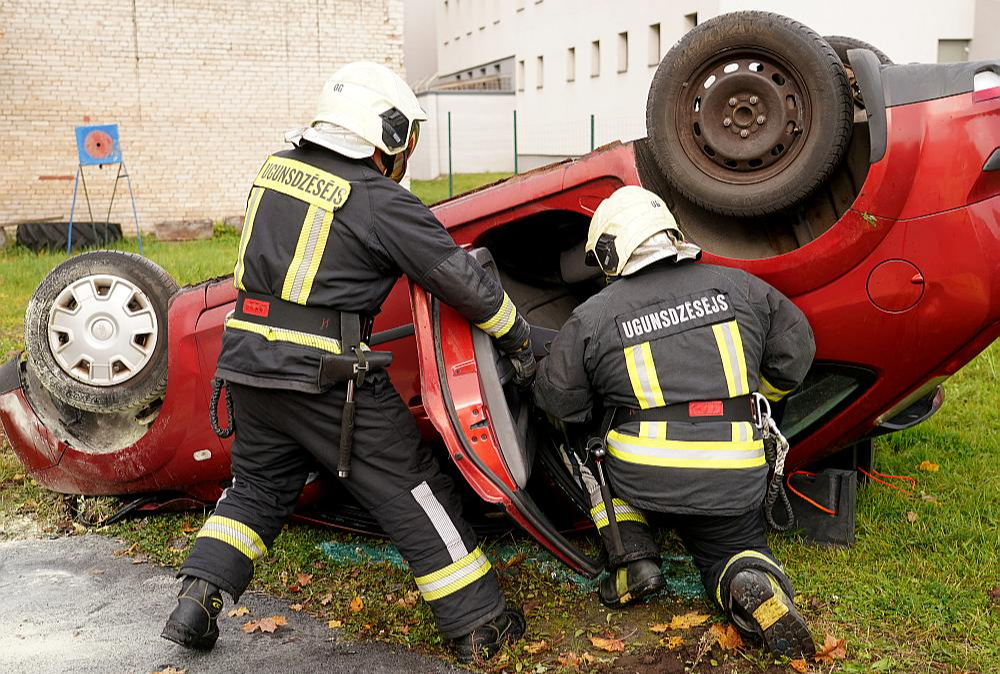 Statistika liecina, ka avārijās visvairāk dzīvību zaudējuši vieglo transportlīdzekļu vadītāji un gājēji. Attēlā: ugunsdzēsēji glābēji piedalās mācībās, kā rīkoties pēc ceļu satiksmes negadījumiem.