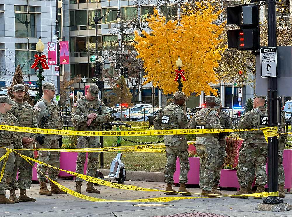 Nacionālās gvardes karavīri Vašingtonā netālu no nozieguma vietas.