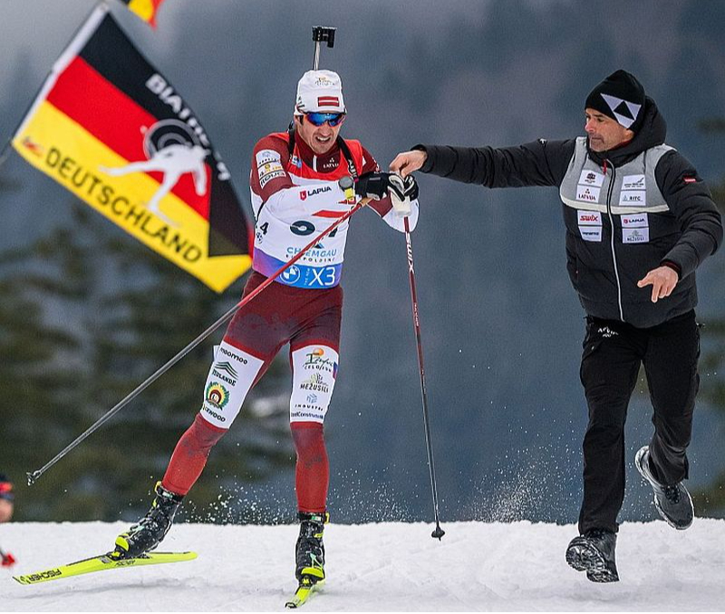 Andrejs Rastorgujevs savās pagaidām pēdējās veiksmīgajās sacensībās šā gada janvārī Rūpoldingā, kur izcīnīja trešo vietu 20 kilometru distancē. Viņam trasē palīdzēja arī Ilmārs Bricis. Pēc nepilna mēneša pasaules čempionāta laikā abi viesnīcā sakāvās.