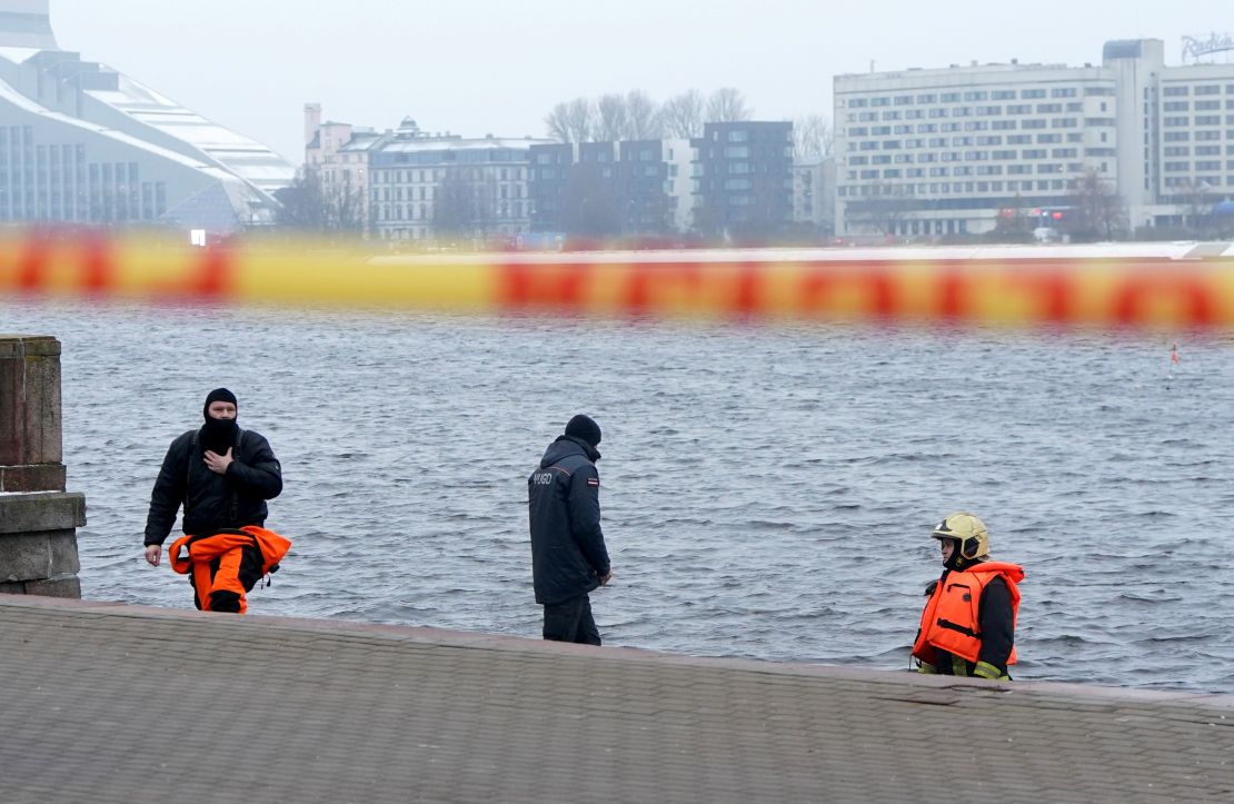 Valsts ugunsdzēsības un glābšanas dienests strādā notikuma vietā starp Akmens un Vanšu tiltu, kur 27. novembrī vieglā automašīna iebrauca Daugavā un nogrima.