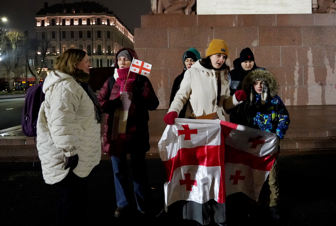 Pie Brīvības pieminekļa, notiek protesta akcija, lai paustu atbalstu Gruzijas izvēlei par labu Eiropai.