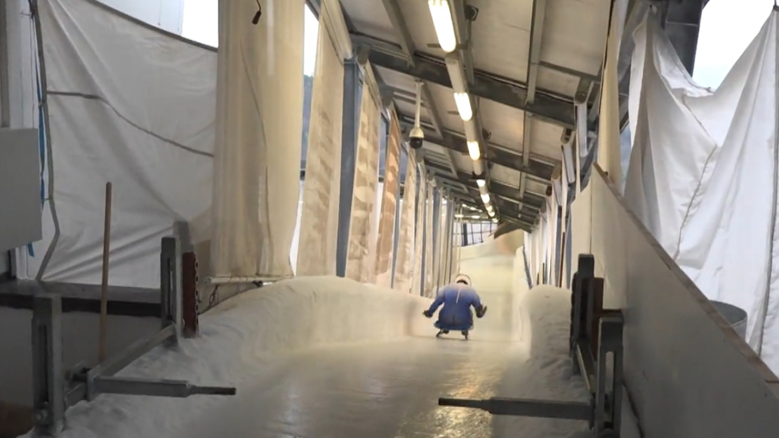 Starptautiskajā sporta apritē šonedēļ atgriežas Krievijas kamaniņu braucēji, kuri Kortīnas ledus trasē startēs kā tā dēvētie neitrālie sportisti. 