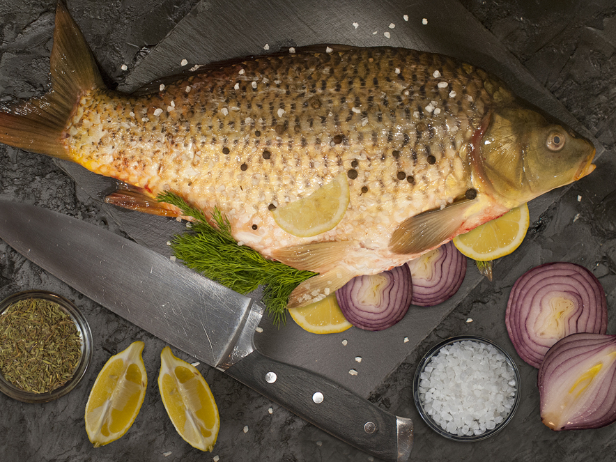 Ar sieru un šampinjoniem cepta karpa.