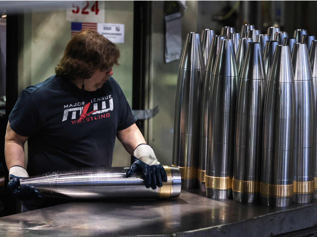 Darbinieks Skrentonas armijas munīcijas rūpnīcā, Pensilvānijā, ASV apstrādā 155 milimetru lādiņu čaulas. Šie lādiņi ir būtisks aizsardzības līdzeklis Kijivas aizsardzībā pret Krievijas iebrukumu.