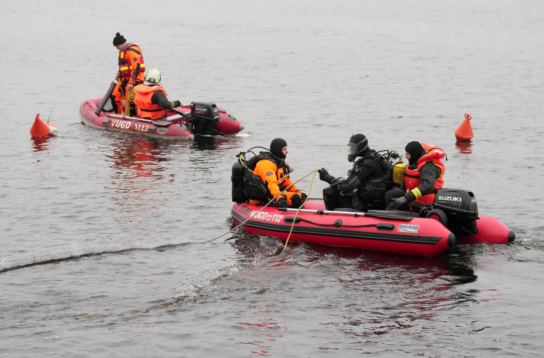 Valsts ugunsdzēsības un glābšanas dienests ceturto dienu turpina vieglās automašīnas izcelšanu no Daugavas starp Akmens un Vanšu tiltu, kur tā 27. novembrī iebrauca upē un nogrima.