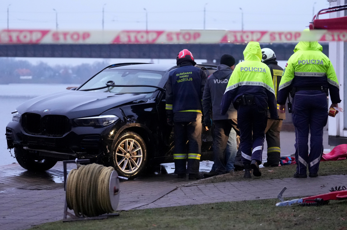 Izceļ auto no Daugavas.