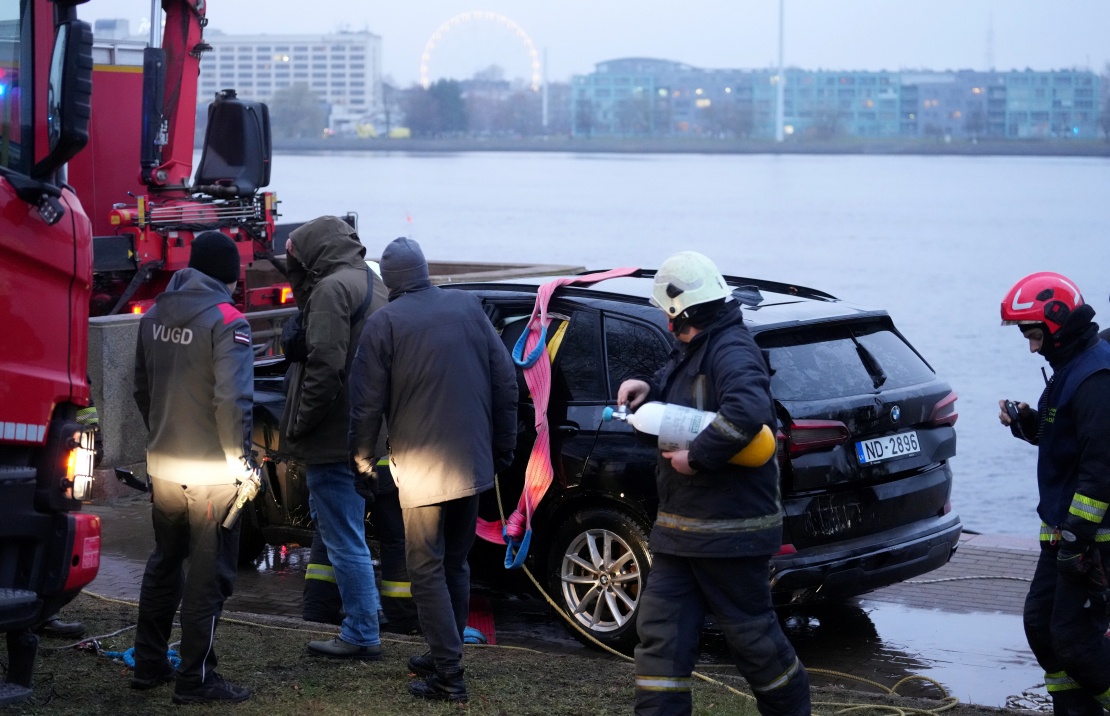 Izceļ auto no Daugavas.