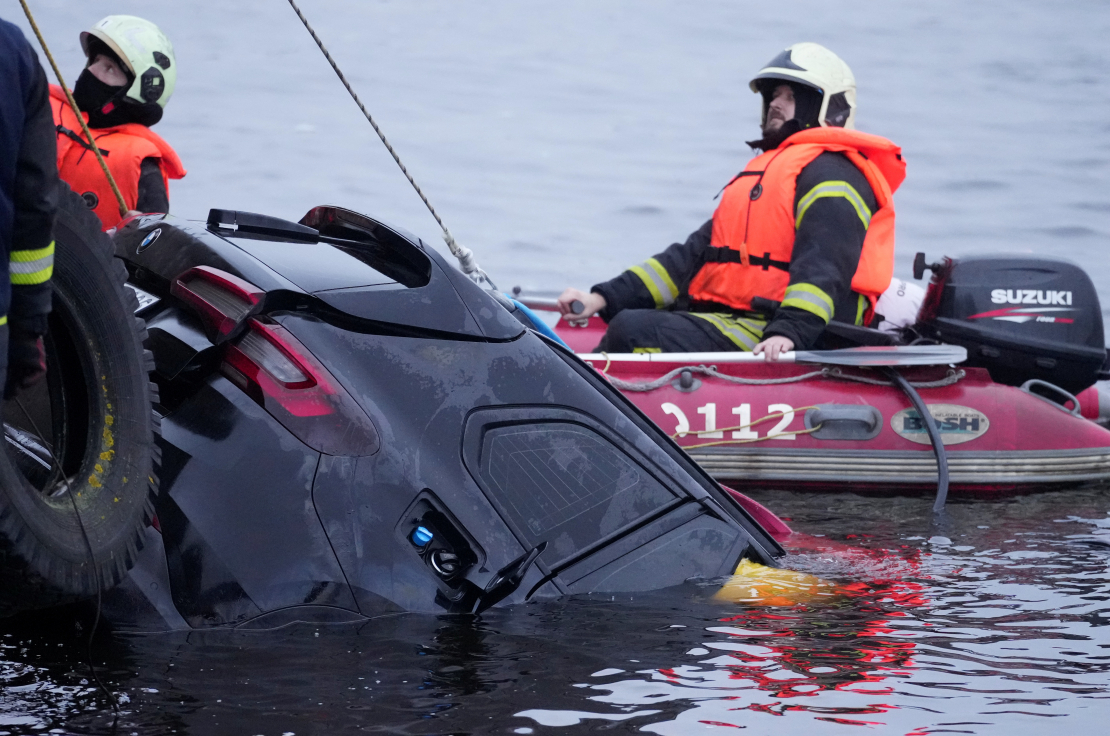 Izceļ auto no Daugavas.