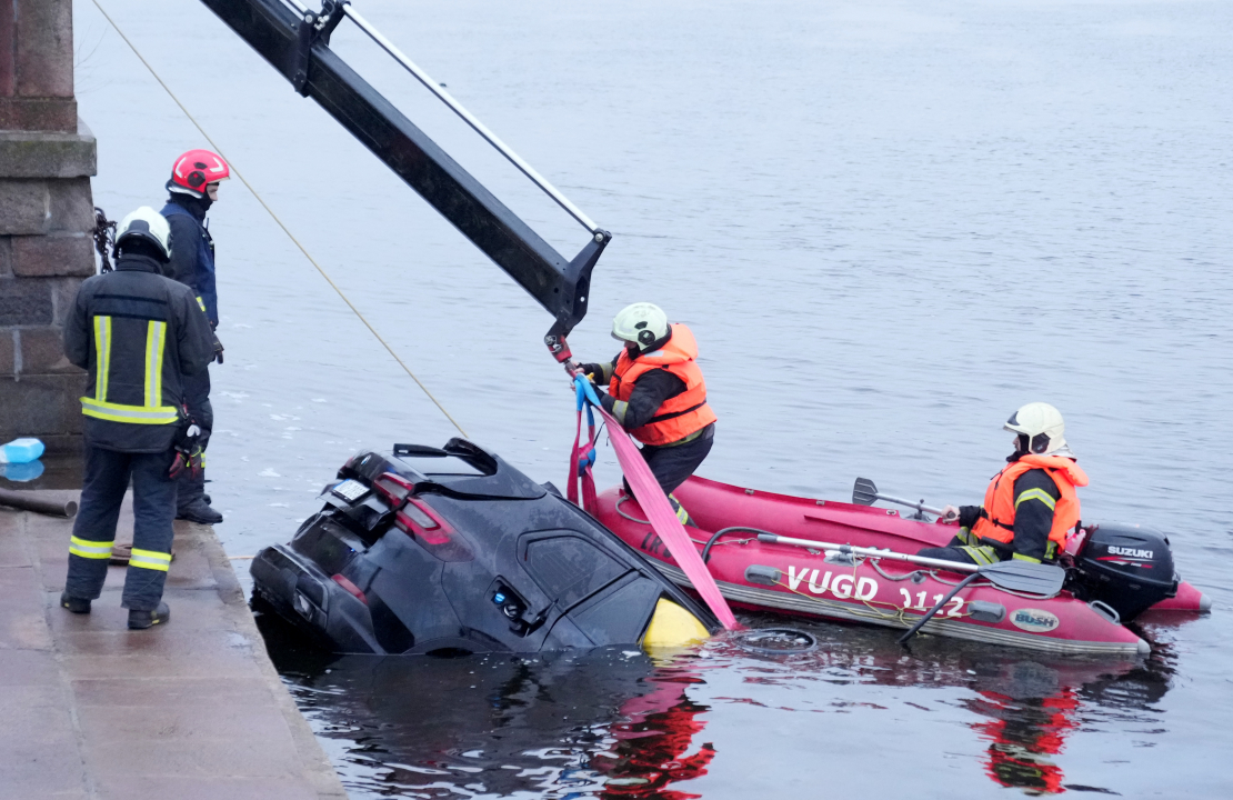Izceļ auto no Daugavas.