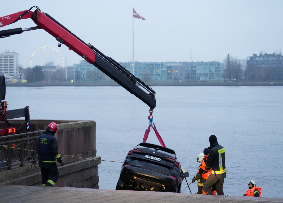 Izceļ auto no Daugavas.