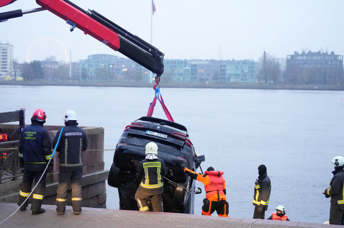 Izceļ auto no Daugavas.