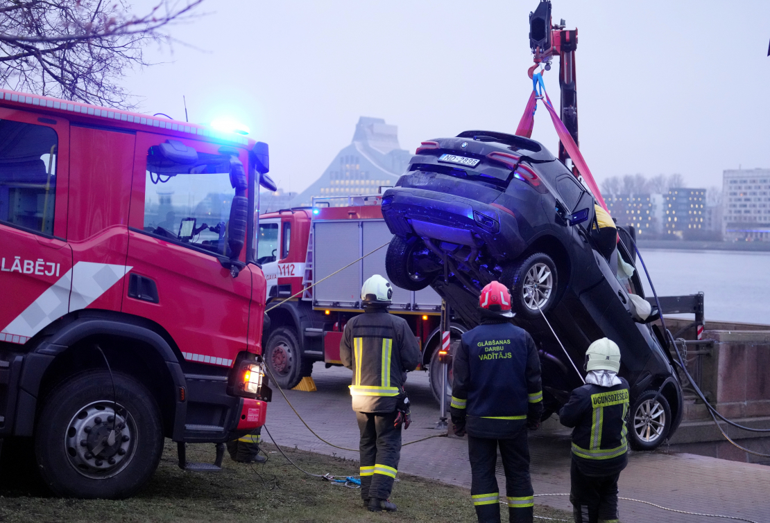 Izceļ auto no Daugavas.