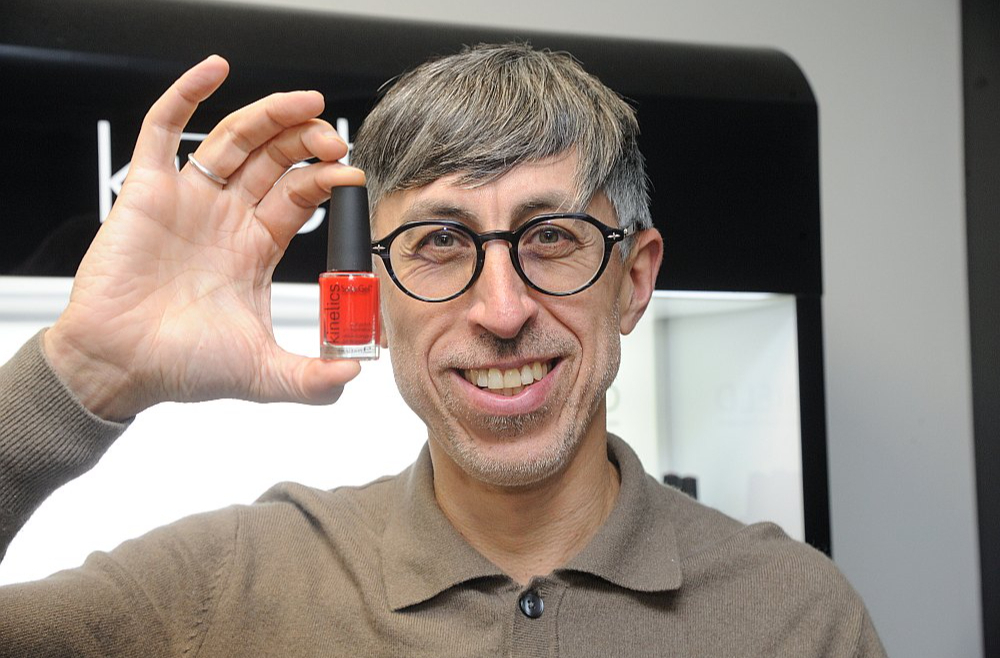 "Lai arī uzņēmuma portfelī ir vairāk nekā 3500 dažādas nagu lakas toņkārtas, joprojām vispopulārākais ir spilgti sarkanais tonis nr. 21 "Victory" jeb uzvara," secina "Kinetics Nail Systems" dibinātājs un īpašnieks Andžejs Stenclavs.