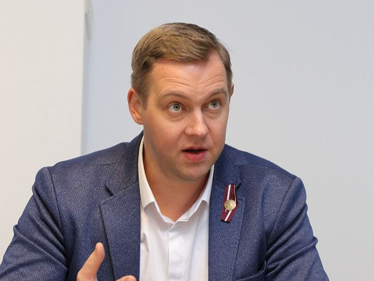 Harijs Rokpelnis: "Kaut kādā mērā es premjeri arī saprotu. Viņas uzdevums ir nodrošināt kārtību, lai visi koalīcijā soļo vienā ierindā. Ja kāds iet citā ritmā vai nedaudz citā virzienā, viņai ir jāaizrāda, ka tas nav labi."