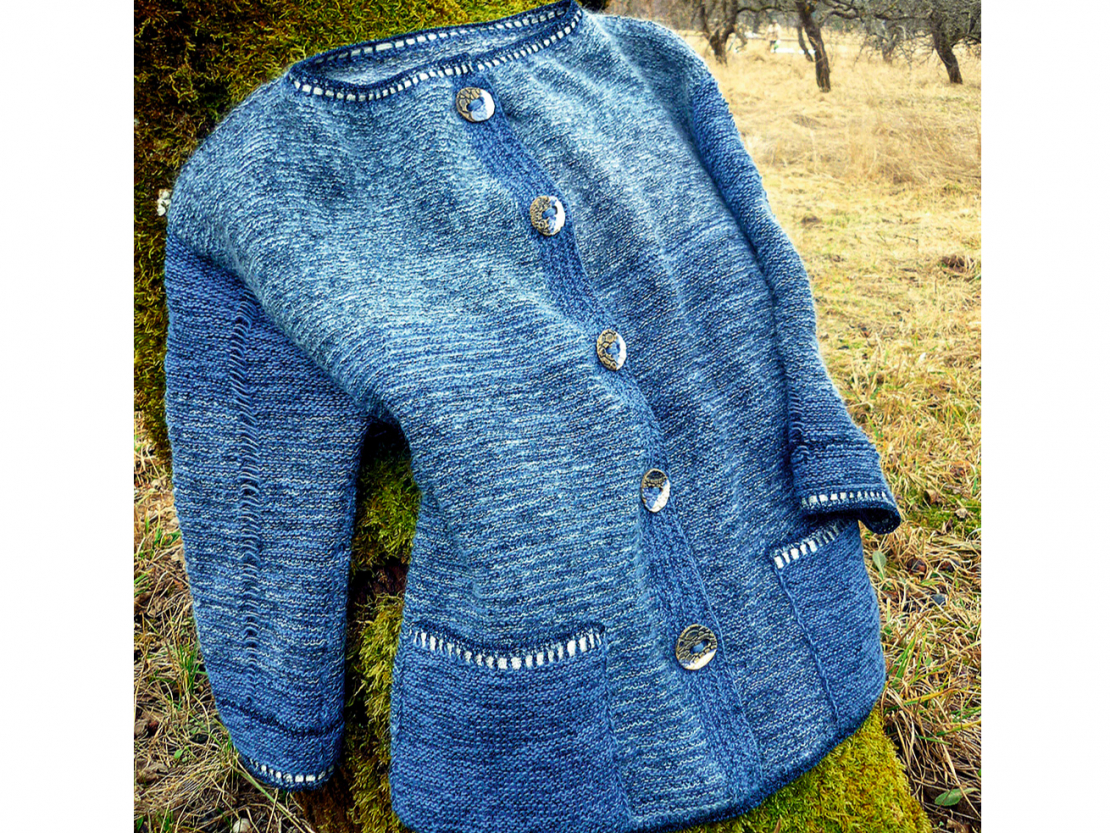 Silta adīta jaka ar uzšūtām kabatām.