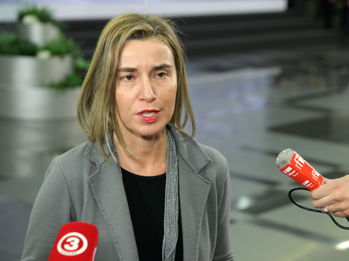 Federika Mogerīni atbild uz žurnālistu jautājumiem Rīgā. 