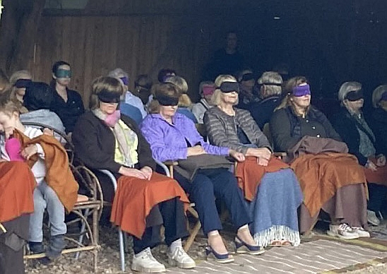 Lienas Šmukstes sajūtu izrādē "Mūžīgais ritums" skatītājiem ir labprātīgi jāaizsien acis.