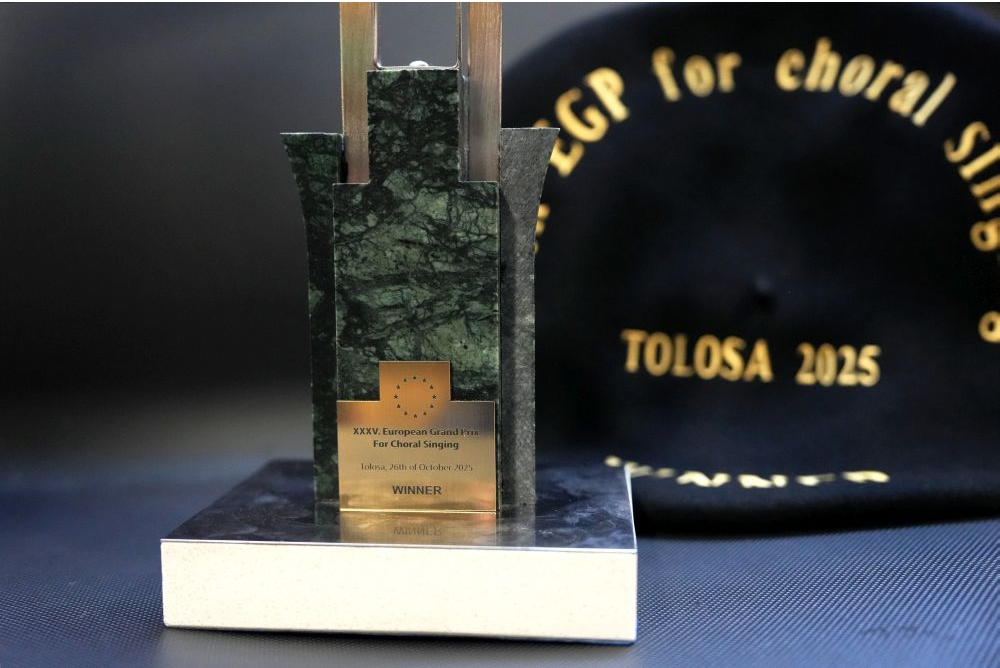 Jauniešu kora "Kamēr..." izcīnītā prestižā Eiropas koru "Grand Prix" trofeja.