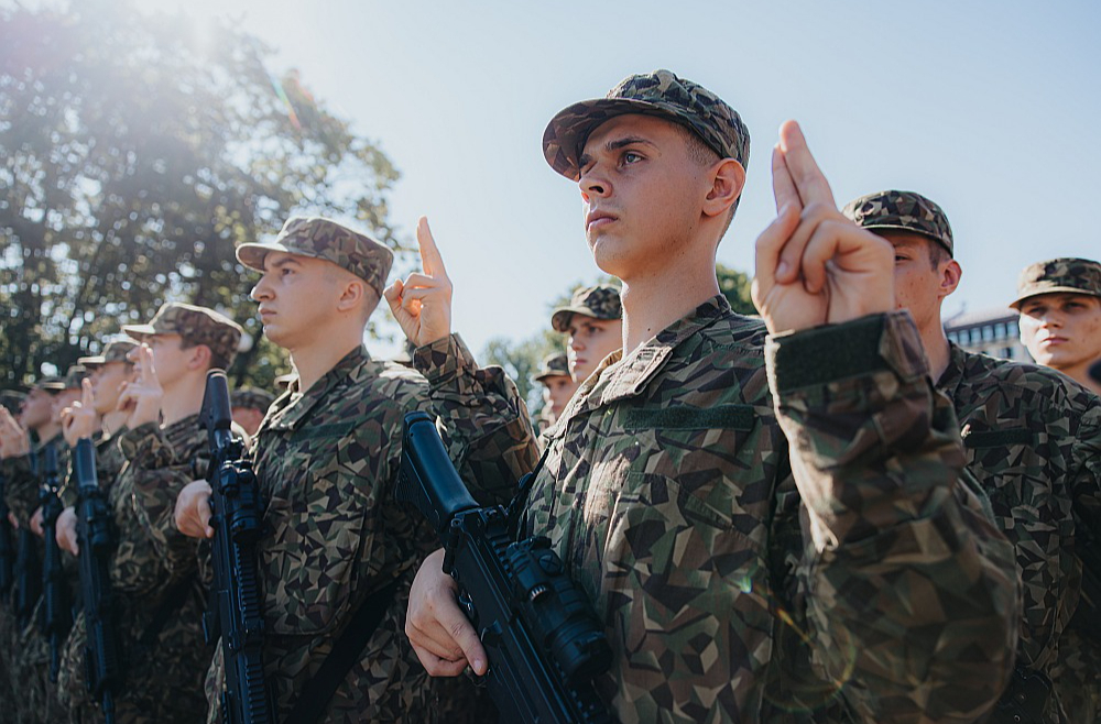 Valsts aizsardzības dienesta karavīri 5. septembrī nodod karavīra zvērestu pie Brīvības pieminekļa Rīgā.