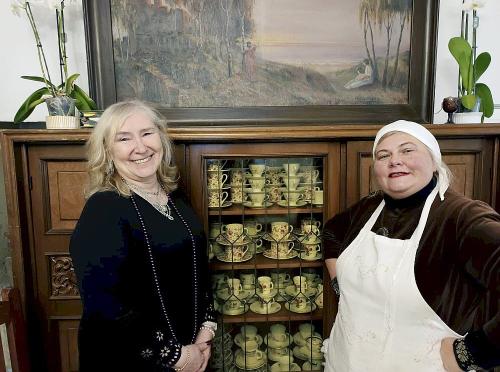 Kamēr lielā apmeklētāju skaita dēļ Latvijas Lauku sieviešu apvienības 25 gadu jubilejas pasākuma oficiālā daļa norisinājās Saulaines lauksaimniecības tehnikuma zālē, pazīstamā TV raidījuma "Īstās latvju saimnieces" viena no pirmajām dalībniecēm Ilze Briede (no labās) un īpašniece Aiva Dreimane-Ozolzīle gādāja par cienastiem Kaucmindes muižā.