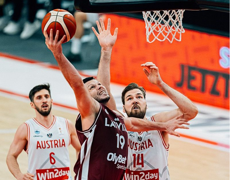 Par Latvijas basketbola izlases jauno kapteini ieceltais Rihards Lomažs uzvarā pret Austriju izcēlās ar 24 gūtiem punktiem. Līdzšinējais kapteinis Dairis Bertāns no valstsvienības atvadījās ar neveiksmīgo spēli pret Nīderlandi.