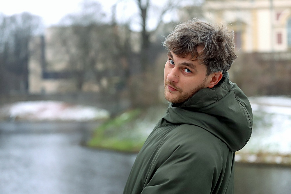 Matīss Budovskis: "Stāsts ir par attiecībām – citam ar citu un pašam ar sevi. Par patiesības meklējumiem sirreālu notikumu vidū, ko pavada Andrim raksturīgais humors un valodas izjūta."