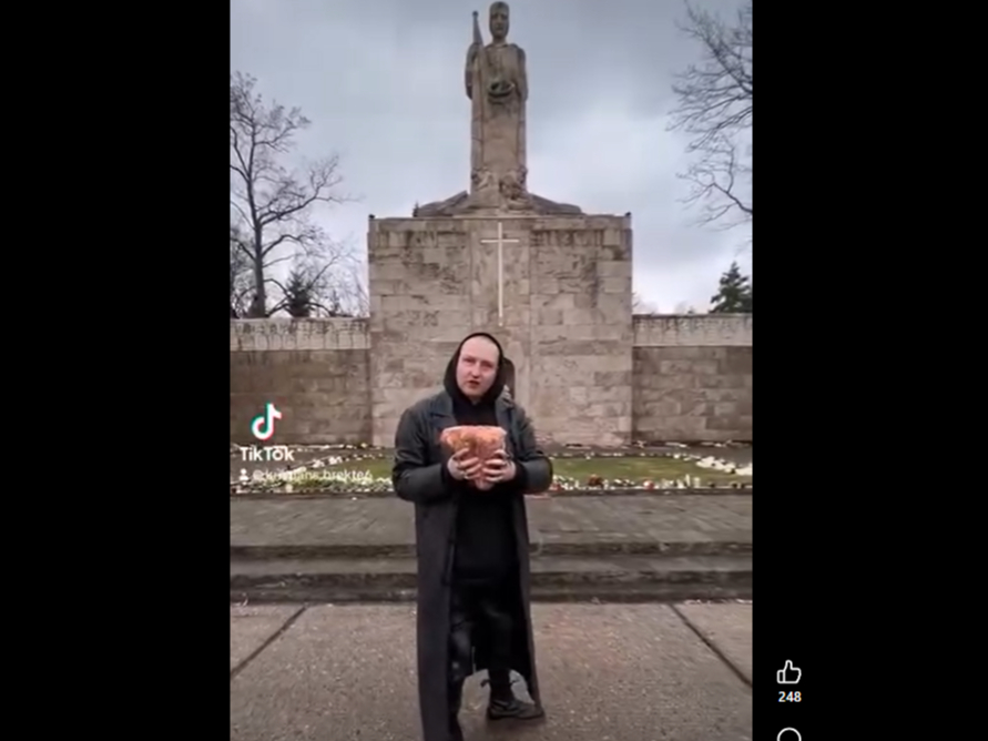 Kristians Brekte Brāļu kapos ar liellopa sirdi.