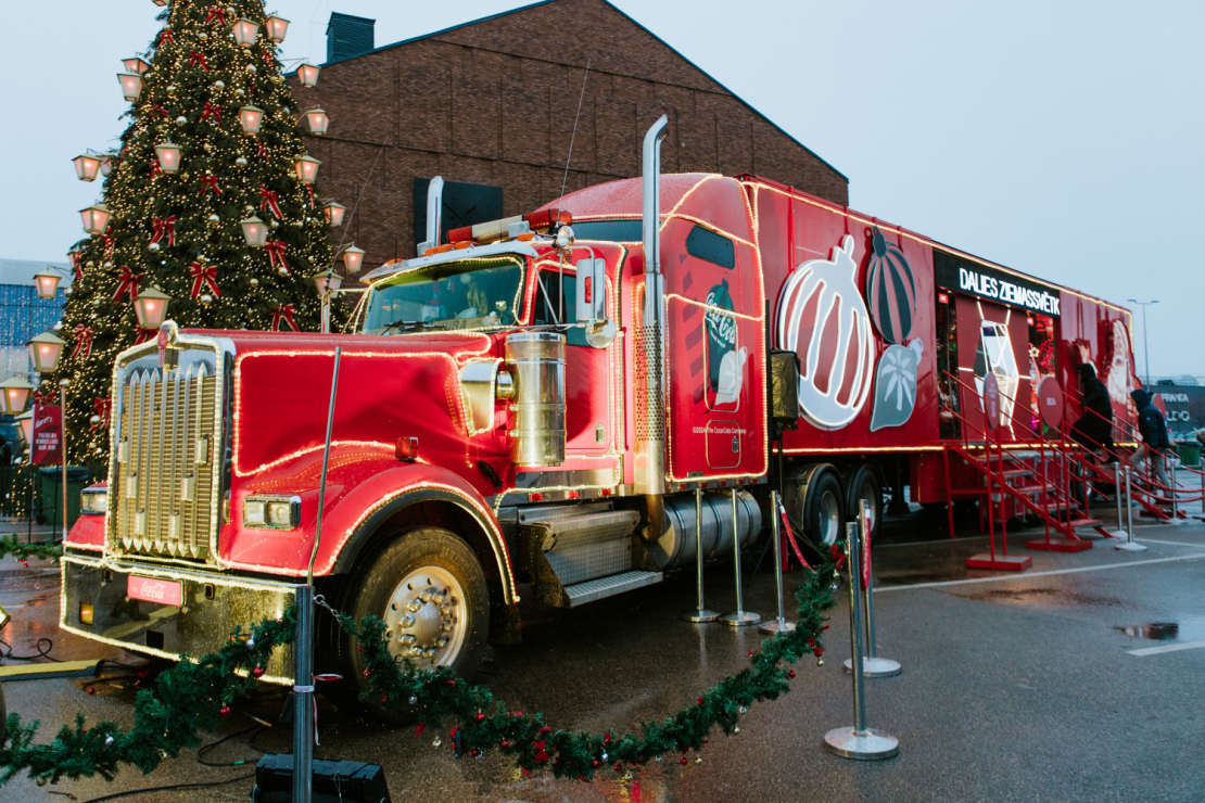 "Coca-Cola" Ziemassvētku automašīna Rīgā.