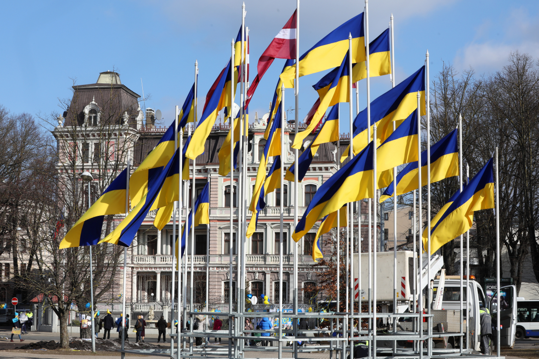 Pie Kongresu nama statīvā iepretim Krievijas vēstniecībai tiek izkārtoti Ukrainas un Latvijas valsts karogi.