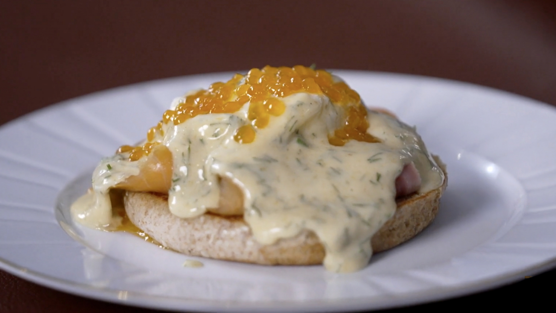 Uz maizītes liek kūpināto zivi, uzliek plaucēto olu, kaviāru, pārlej ar Holandes mērci un gatavs!