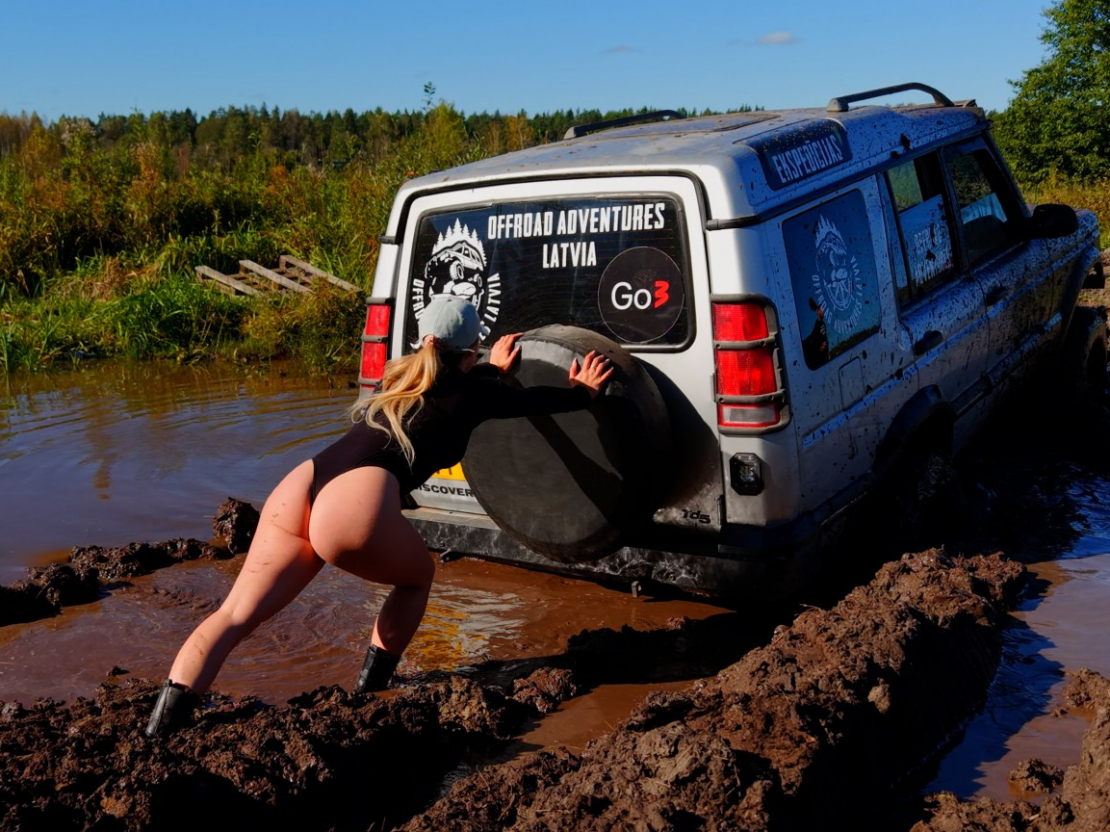 Iepazīšanās šova "Mīlestība bezceļos" publicitātes foto.