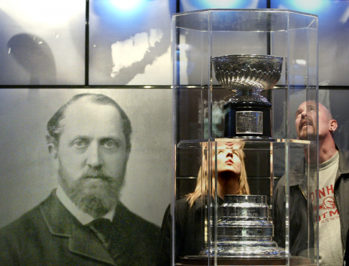 Lorda Stenlijs attēls un oriģinālais Stenlija kauss Toronto Hokeja slavas zālē 2005. gada 14. februārī.