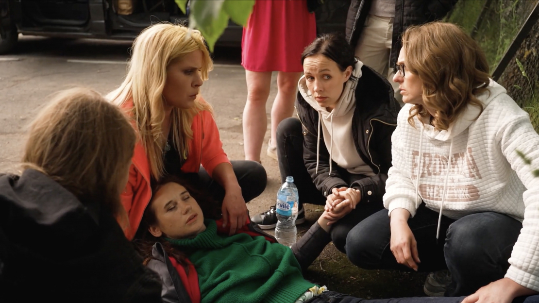 "Caur ērkšķiem uz…" dalībniece Dace negaidīti saļimst.