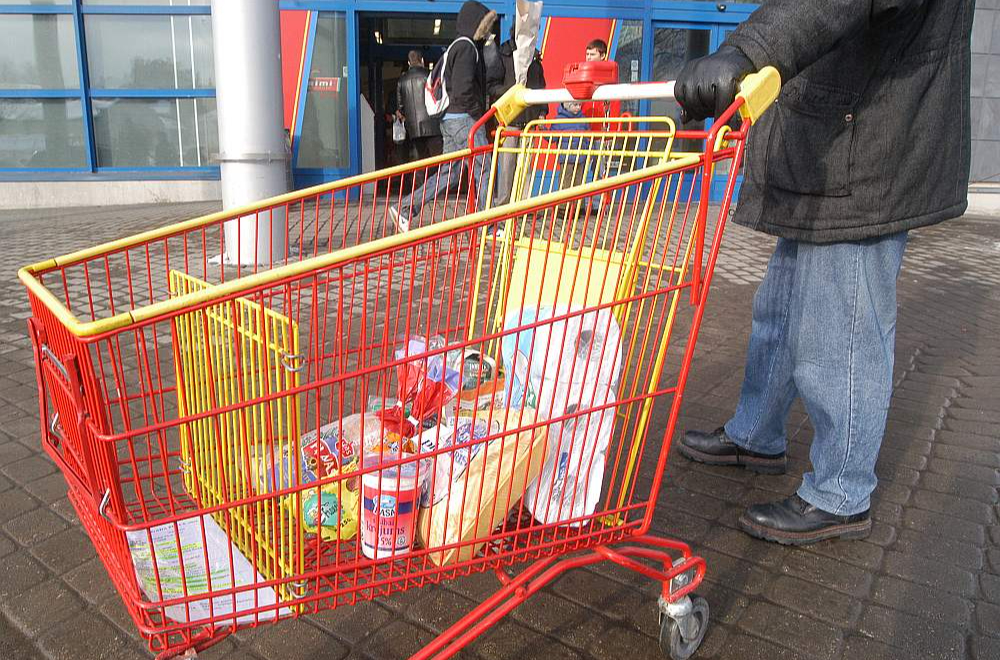 Lai patērētāji varētu salīdzināt cenas, trīs lielveikalu ķēdēm katru dienu Centrālajai statistikas pārvaldei jāsniedz dati par noteiktām precēm – bieži lietotiem pārtikas produktiem, kas nepieciešami ikdienas uzturvielu uzņemšanai.