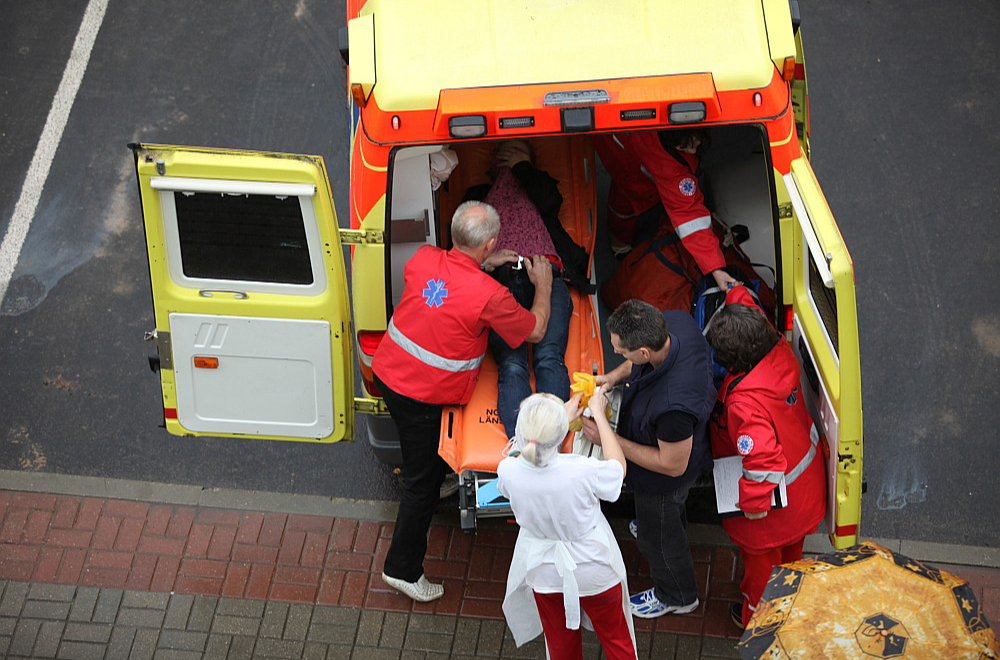 Pacienti bieži izmanto elektroniskās pieraksta iespējas, bet dodas arī klātienē vai zvana uz dažādām reģistratūrām, lai atrastu tuvāko pieejamo konsultāciju.