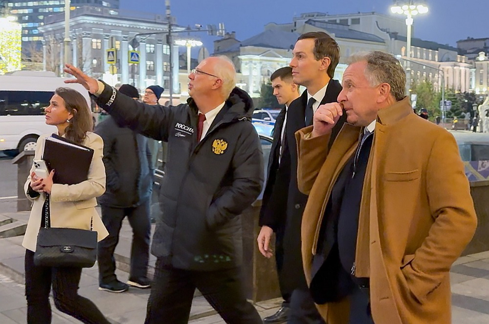 Pirms sarunām Kremlī Krievijas diktatora Vladimira Putina pārstāvis Kirils Dmitrijevs Maskavas centrā bija redzams pastaigājoties ar ASV prezidenta Donalda Trampa znotu Džaredu Kušneru un sūtni Stīvu Vitkofu.