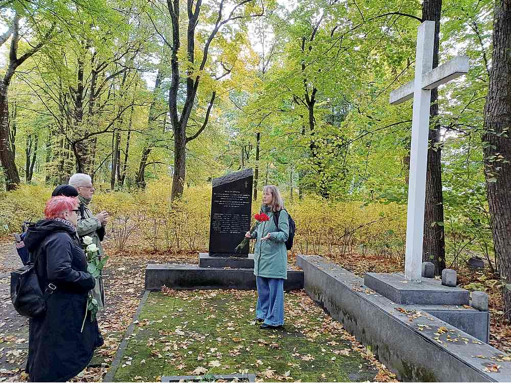Piemiņas brīdis pie Latvijas Nacionālo partizānu apvienības piemiņas akmens un krusta šoruden. Šajā kapu daļā varētu atrasties vismaz ap 170 cietumā mirušo un nogalināto personu, kas padomju okupācijas gados arestētas pēc "politiskajiem" pantiem.