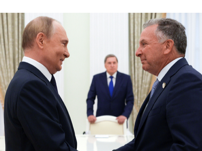 Krievijas diktators Vladimirs Putins (no kreisās) tiekas ar ASV prezidenta īpašo sūtni Stīvu Vitkofu. Trampa sūtnis Vitkofs šogad jau vairākkārt viesojies pie Putina, bet neizskatās, ka ASV mēģinātu izdarīt spiedienu uz Krievijas vadoni. Daudz lielākas prasības tiek izvirzītas Ukrainai.