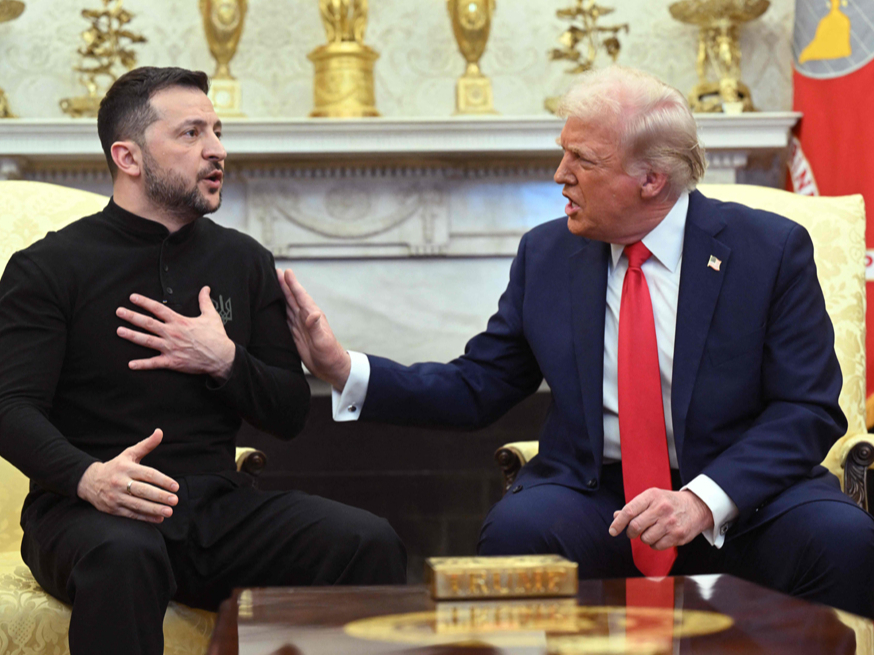 Ukrainas prezidents Volodimirs Zelenskis mēģina aizstāvēties pret ASV prezidenta Donalda Trampa uzbrukumiem, bēdīgi slavenās tikšanās
laikā 28. februārī Vašingtonā. Tramps nekad nav atļāvies šādu uzvedību pret Putinu vai citiem Krievijas pārstāvjiem.