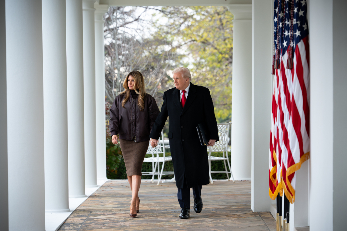 ASV prezidents Donalds Tramps ar kundzi.